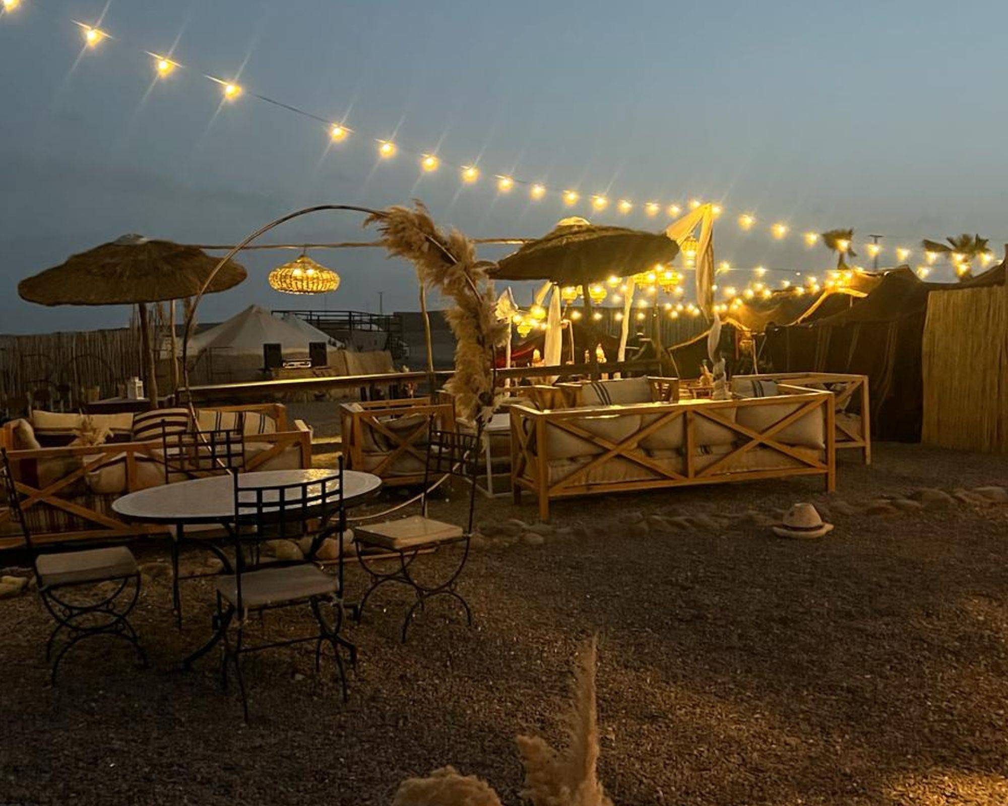 Abendessen bei Sonnenuntergang in der Agafay-Wüste